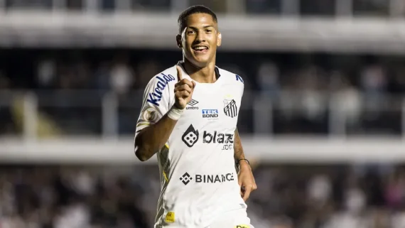 Angelo Gabriel comemora gol pelo Santos (foto: AGIF/Abner Dourado)