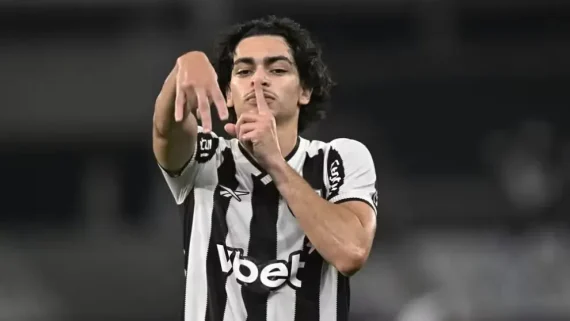 Matheus Nascimento comemora gol pelo Botafogo (foto: André Durão)